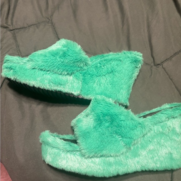 Kohl's Green Fuzzy Women's Wedges - Picture 4 of 5